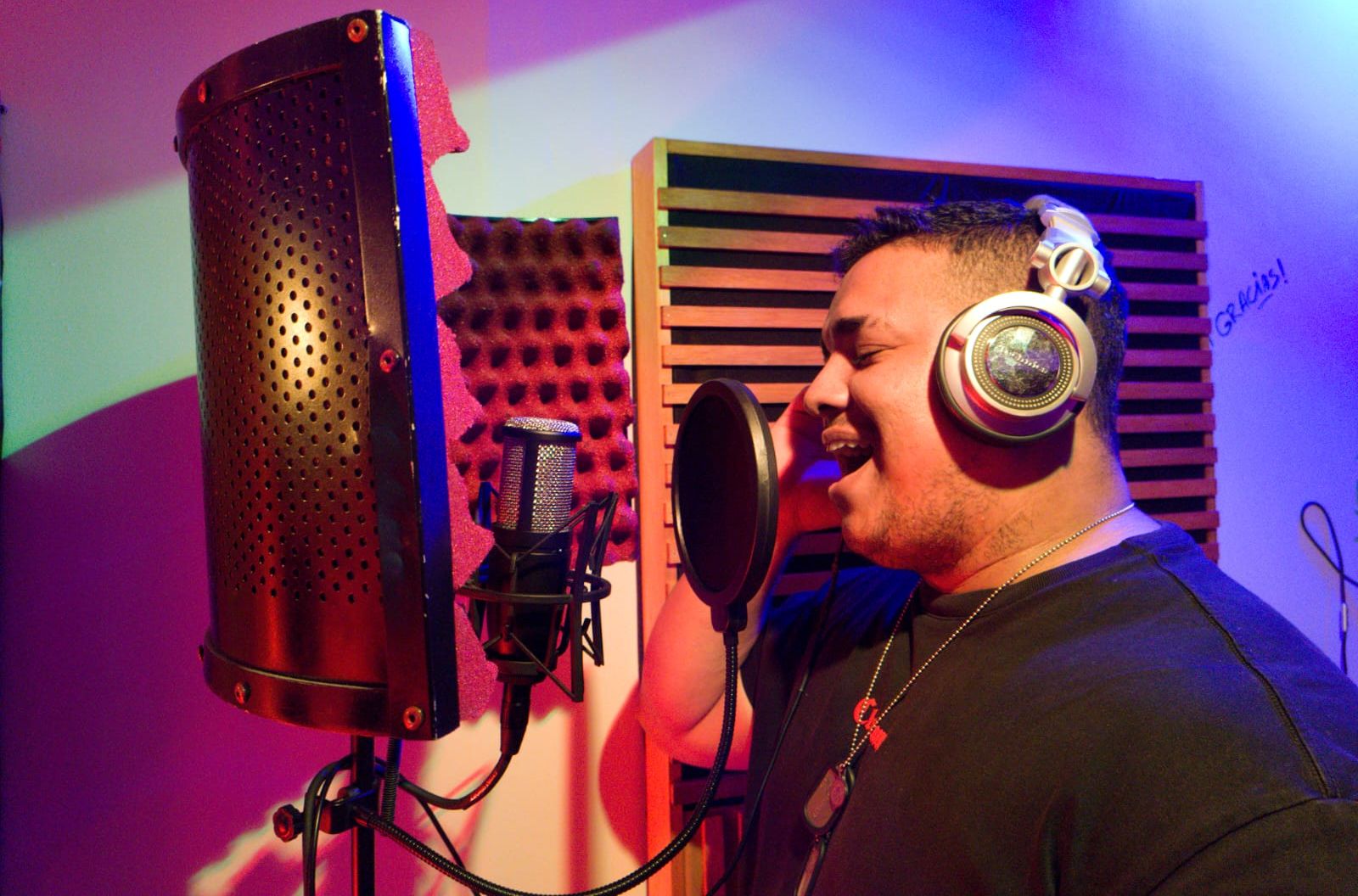 Grabar voz en Medellín en Rec Room Studio